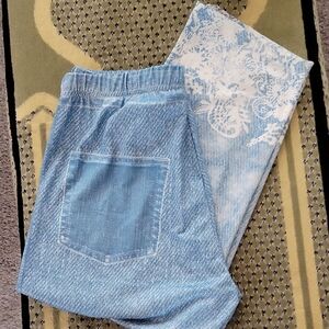 Extremely soft Capri with faux back pocket and decorative hem (L)